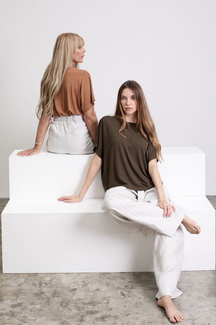 MATHILDA TEE TENCEL GREEN AND TOFFEE COLOR SUSTAINABLE | EMILIA OHRTMANN